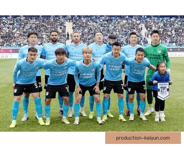 在全国联赛关键战中主场逆转取胜球队强势晋级季后赛四强创赛季最佳绩