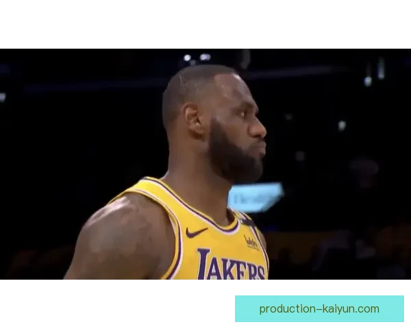 洛杉矶湖人逆转勇士詹姆斯砍下三双引爆全场热议冲击西部排名格局变化