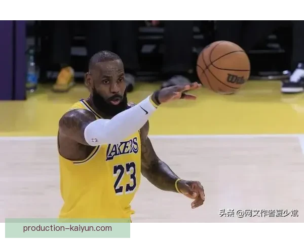 詹姆斯复出砍下三双湖人力克勇士重燃季后赛希望西部排名再起波澜