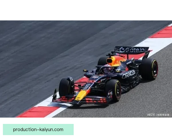 F1赛季最新动态：红牛车队再创辉煌 汉密尔顿与维斯塔潘激烈竞争
